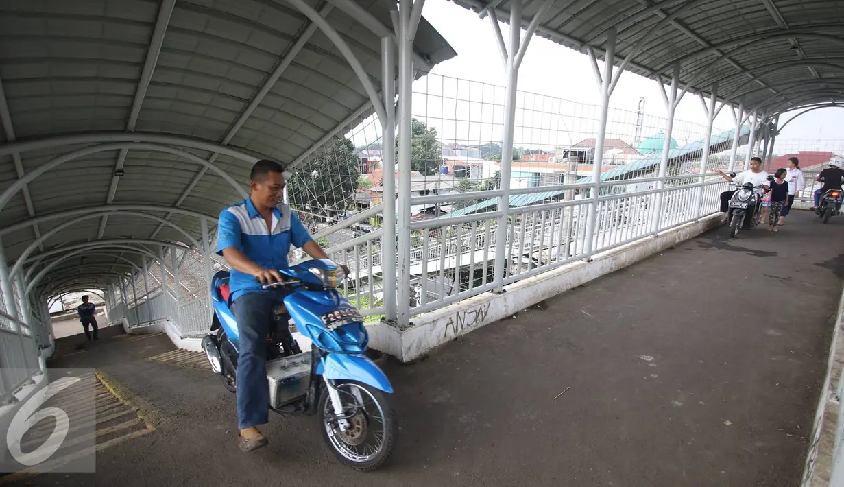 Sejumlah pengendara motor berada di jembatan penyeberangan orang (JPO) di kawasan Pasar Minggu, Jakarta, Selasa (6/9). Perilaku buruk pemotor tersebut juga membahayakan keselamatan diri sendiri serta pejalan kaki. (Liputan6.com/Immanuel Antonius)