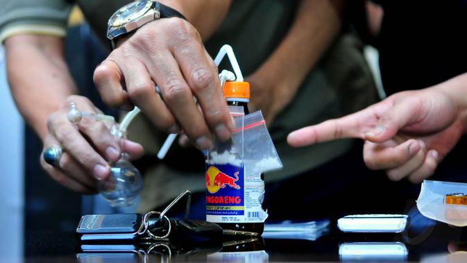 Polisi mengamankan barang bukti sabu seberat 1,06 gram beserta alat isap, satu unit mobil Mercy dan tiga telepon selular saat menangkap pelawak Tessy, Jakarta, Rabu (29/10/2014). (Liputan6.com/Johan Tallo)