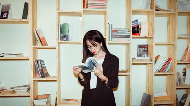 Ilustrasi membaca buku, belajat, kalimat simpleks