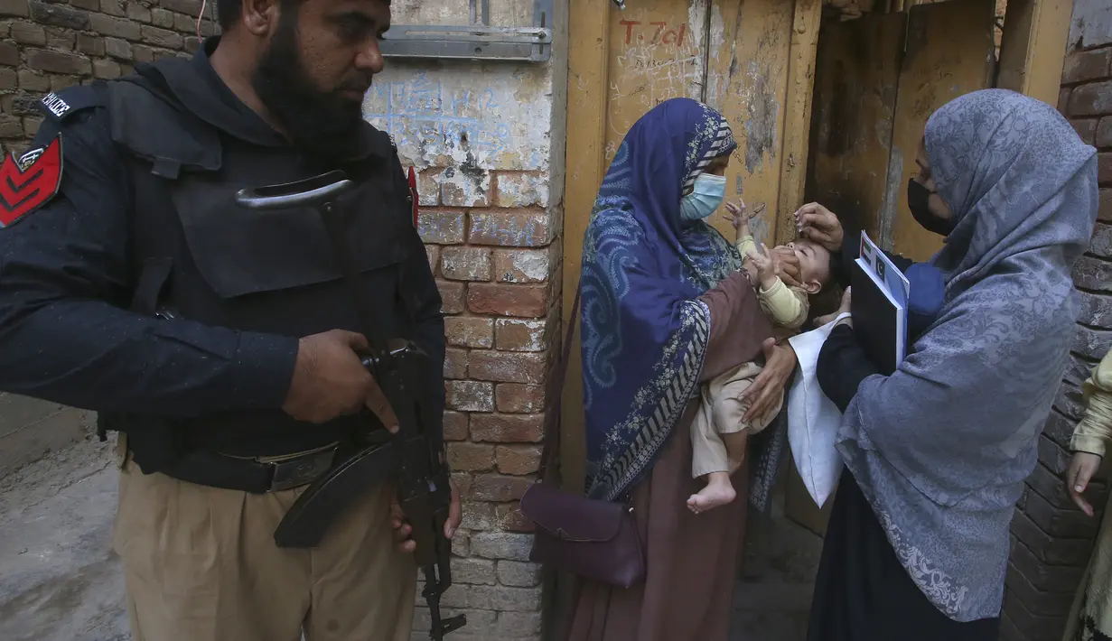 Bulan lalu, pemerintah di Sindh memperkenalkan undang-undang yang akan memenjarakan orang tua hingga satu bulan jika mereka gagal mengimunisasi anak-anak mereka terhadap polio atau delapan penyakit umum lainnya. (AP Photo/K.M. Chaudary)