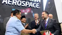 Indonesia dan Turki menandatangani nota kesepahaman (MoU) untuk kerja sama pengadaan 48 unit pesawat tempur generasi kelima KAAN pada acara Indo Defence Expo di Jiexpo Kemayoran Jakarta, Rabu (11/6/2025). (Biro Pers Sekretariat Presiden)