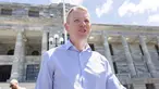 Calon Perdana Menteri baru Selandia Baru Chris Hipkins pergi setelah berbicara kepada media di luar Parlemen di Wellington pada Sabtu (21/1/2023). Hipkins pertama kali terpilih menjadi anggota parlemen untuk Partai Buruh pada 2008, Hipkins yang berusia 44 tahun saat ini menjabat sebagai menteri Kepolisian, Pendidikan, Pelayanan Publik dan juga menjabat sebagai pimpinan dewan. (Marty MELVILLE / AFP)