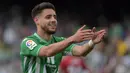 Alex Moreno merupakan bek kiri andalan Real Betis. Ia merupakan tipe pemain pekerja keras baik saat bertahan maupun menyerang. Hal itu dibuktikan dari catatan 5 gol dan 4 assistnya dalam 25 penampilan di liga. (AFP/Cristina Quicler)