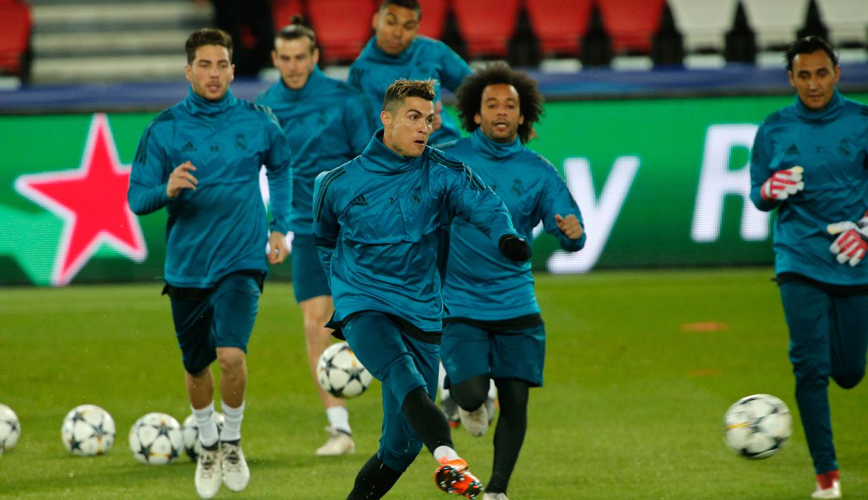 Pemain Real Madrid, Cristiano Ronaldo menendang bola saat sesi latihan di Stadion Parc des Princes, Paris, Prancis, Senin (5/3). Real Madrid akan menghadapi Paris Saint Germain (PSG) pada leg kedua babak 16 besar Liga Champions. (AP Photo/Thibault Camus)