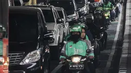 Sejumlah kendaraan roda dua melintas di jalur sepeda di Cipete Raya, Jakarta, Jumat (22/11/2019). Walaupun kendaraan yang melewati jalur sepeda akan dikenai sanksi denda Rp500.000, masih banyak pengendara yang masih bandel melintas dikarenakan kepadatan arus lalu lintas. (Liputan6.com/Faizal Fanani)