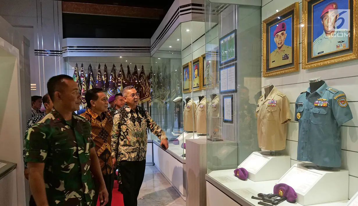 Mayor Jenderal TNI (Mar) Suhartono bersama Direktur Utama Indosiar Imam Sudjarwo saat melihat museum marinir di Markas Komando Korps Marinir, Jakarta, Kamis (26/9/2019). Silaturahmi ini untuk memelihara dan kembali membangun kerjasama antara Emtek dan Korps Marinir. (Liputan6.com/Herman Zakharia)