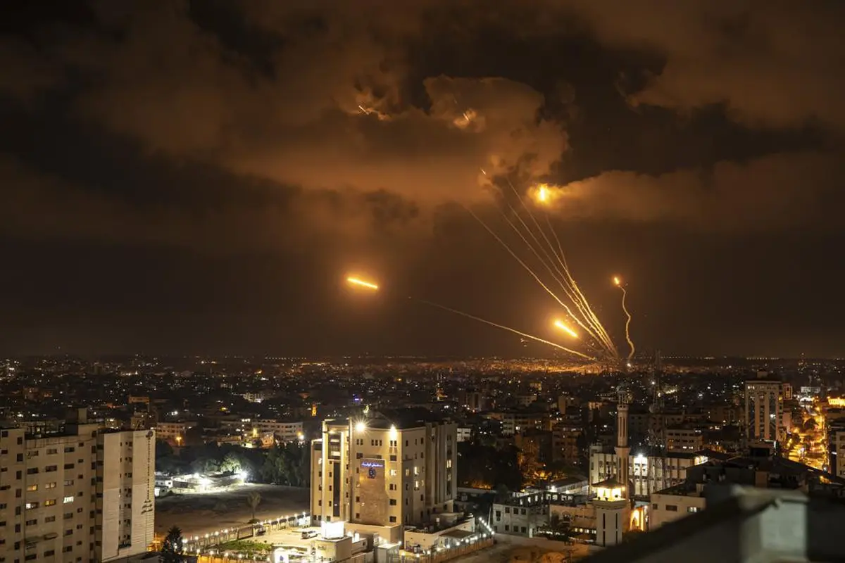 Roket ditembakkan oleh militan Palestina ke Israel, dari Kota Gaza, Jumat, 5 Agustus 2022. (AP/Fatimah Shbair)