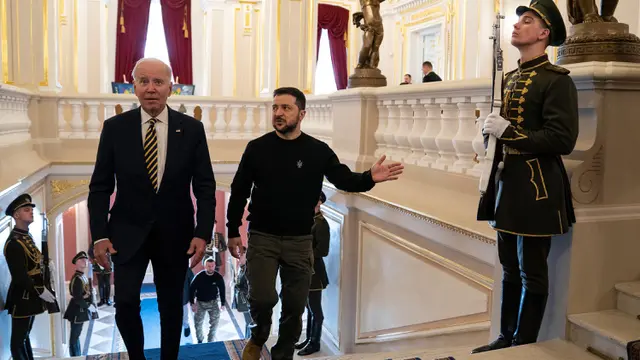 Presiden Ukraina Volodymyr Zelensky Sambut Kedatangan Joe Biden