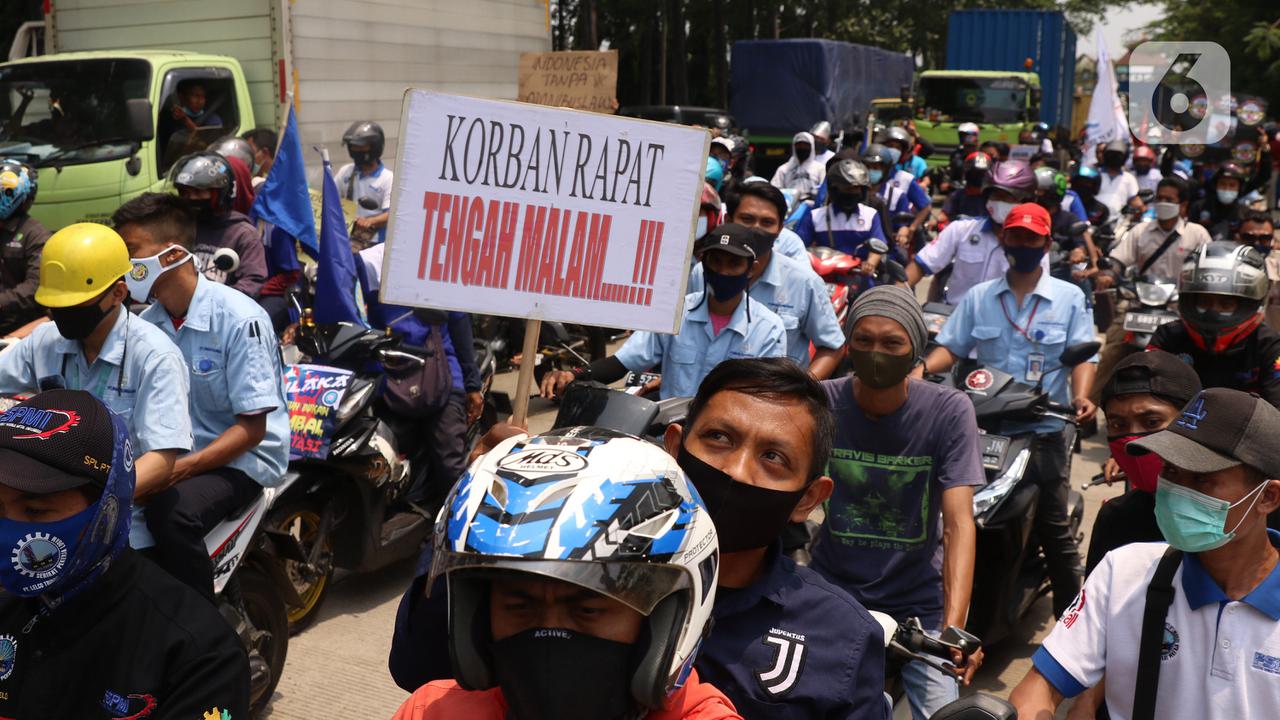 FOTO: Ratusan Buruh di Tangerang Konvoi Tolak Omnibus Law