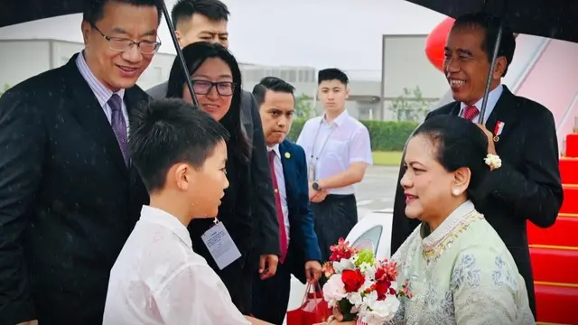 Presiden Joko Widodo atau Jokowi dan rombongan tiba di Bandar Udara Internasional Tianfu, Kota Chengdu, Provinsi Sichuan, Republik Rakyat Tingkok (RRT).