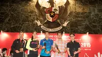 Sejumlah pebulutangkis menerima penghargaan pada acara makan malam jelang Kejuaraan Dunia BWF 2015 di Jakarta, Jumat (8/8/2015).Mereka terpilih sebagai pemain favorit pilihan fans. (Bola.com/Vitalis Yogi Trisna)