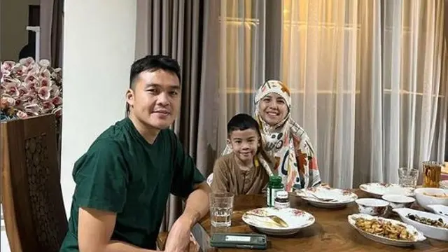 Tya Ariestya dan keluarga