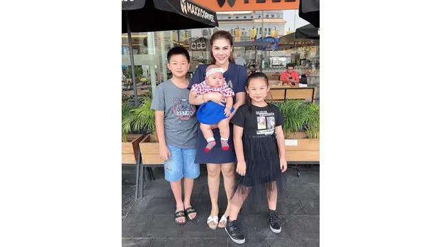 Melalui akun Instagramnya, DJ Butterfly kerap membagikan momen kebersamaan dengan anak tirinya.