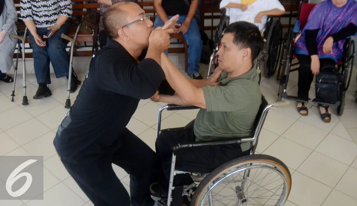 Seorang Penyandang  Cacat saat berlatih bela diri praktis di YPAC, Jakarta, Sabtu (6/8). Bela diri Praktis ini di harapkan mampu untuk menjaga diri khususnya penyandang cacat dari segala bentuk serangan dan ancaman kejahatan. (Liputan6.com/Johan Tallo)