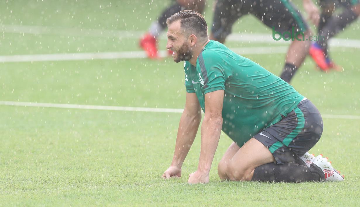 Ekspresi Ilija Spasojevic melakukan usai melakukan pemanasan pada sesi latihan Timnas Indonesia U-23 di Lapangan A,B,C, Senayan, Jakarta (18/2/2018). Latihan ini merupakan persiapan Asian Games 2018. (Bola.com/Nick Hanoatubun)