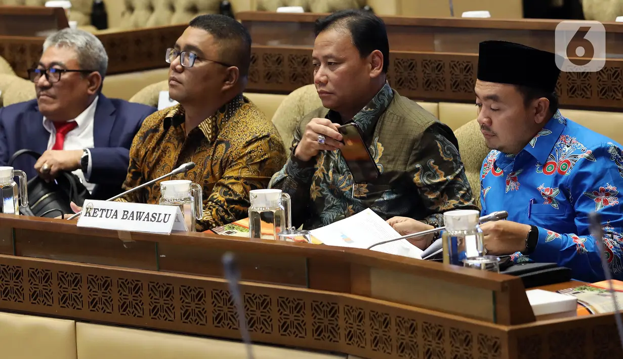 Ketua Bawaslu, Abhan (kedua kanan) mengikuti rapat kerja dengan Komisi II DPR di Kompleks Parlemen Senayan, Jakarta, Selasa (14/1/2020). Rapat tersebut membahas Pilkada Serentak 2020 hingga kasus operasi tangkap tangan (OTT) yang menjerat Komisioner KPU Wahyu Setiawan. (Liputan6.com/Johan Tallo)