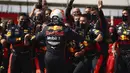 Pembalap Red Bull Max Verstappen merayakan kemenangan pada 70th Anniversary Formula 1 Grand Prix di Sirkuit Silverstone, Silverstone, Inggris, Minggu (9/8/2020). Max Verstappen sukses menjadi yang tercepat dalam F1 GP Silverstone 2020. (Bryn Lennon, Pool via AP)