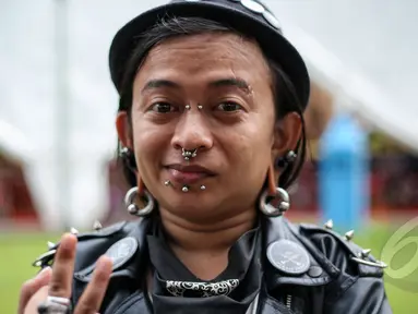 Sejumlah wajah nyentrik bermunculan di acara Indonesia Greaser Party 2015, Plaza Barat Senayan, Jakarta, Minggu (12/4/2015). Body piercing dan tattoo menjadi ciri khas tersendiri. (Liputan6.com/Faizal Fanani)