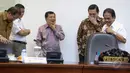 Wakil Presiden Jusuf Kalla bersama sejumlah menteri memimpin rapat terbatas (ratas) di Kantor Presiden, Jakarta, Selasa (26/5/2015). (Liputan6.com/Faizal Fanani)
