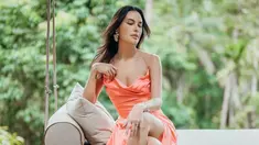 Kali ini Sophia Latjuba memberi kesan berbeda dengan busana feminin. Aktris 52 tahun itu memilih setelan berupa dress dengan warna cerah, dipadu dengan riasan serta tatanan rambut yang fresh. (FOTO: instagram.com/sophia_latjuba88/)
