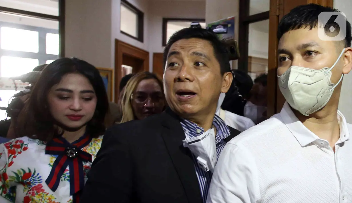 <p>Penyanyi Dewi Perssik (kiri) dan Angga Wijaya (kanan) saat menghadiri sidang cerai perdana di Pengadilan Agama Jakarta Selatan, Senin (4/7/2022). Sidang cerai perdana antara Dewi Perssik dan Angga Wijaya ini beragendakan mediasi. (Liputan6.com/Herman Zakharia)</p>