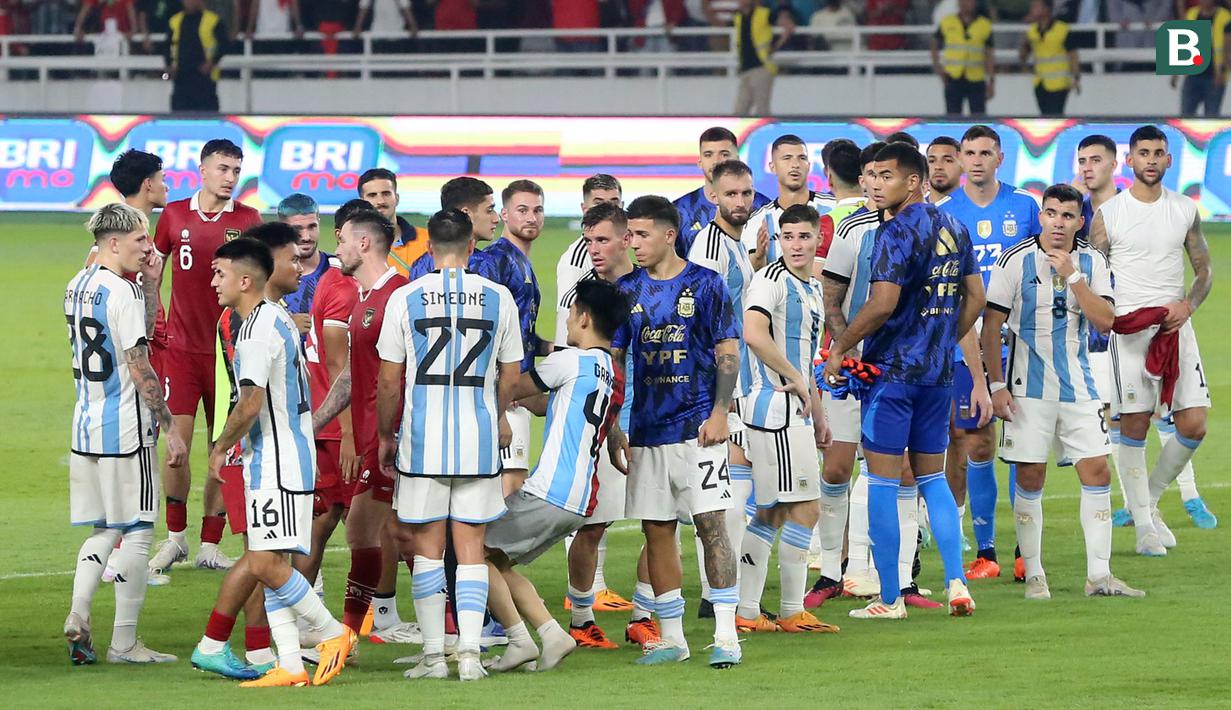 Seorang suporter berhasil masuk kedalam lapangan dan membuat pemain Timnas Argentina terkejut setelah laga FIFA Matchday antara Timnas Indonesia Vs Timnas Argentina di Stadion Utama Gelora Bung Karno (SUGBK), Senayan, Jakarta, Senin (19/06/2023). (Bola.com/M Iqbal Ichsan)