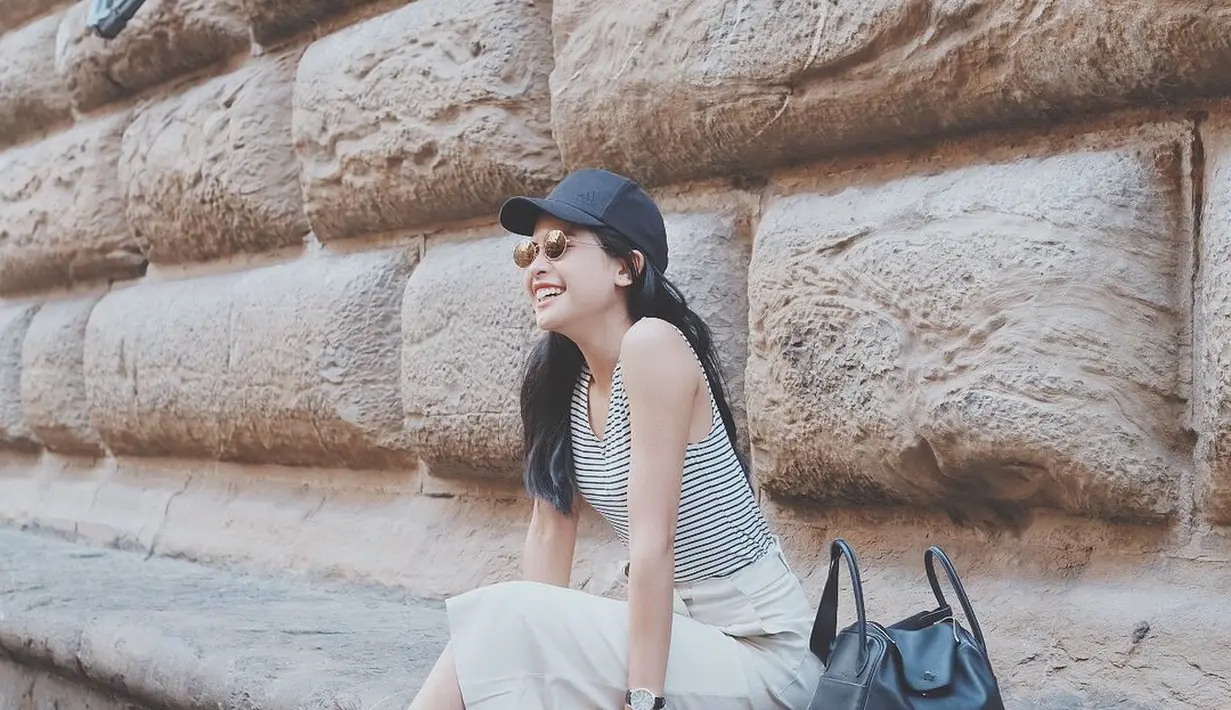 Meski tampil kasual, Maudy Ayunda memilih tas mahal sebagai paduannya. Ia mengenakan stripe top dengan celana kulit berwarna abu-abu. Lindy Bag berwarna hitam yang diletakkan di sampingnya, diperkirakan seharga Rp122-132juta.