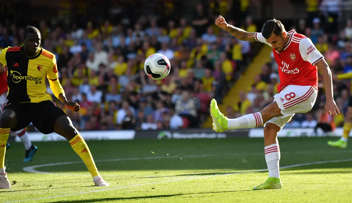 Gelandang Arsenal, Dani Ceballos melakukan tendangan ke arah gawang Watford pada pekan kelima Liga Inggris 2019-2020 di Vicarage Road, Minggu (15/9/2019). Sempat unggul dua gol, Arsenal harus rela imbang 2-2 saat berjumpa tim tuan rumah Watford. (Ben STANSALL / AFP)