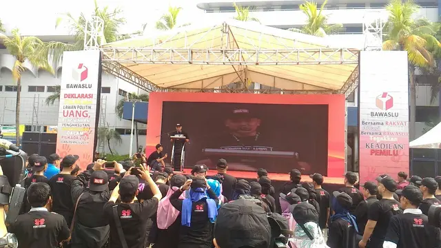 Bawaslu dan masyarakat sipil membacakan deklarasi antipolitik uang dan SARA