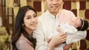Aliya Rajasa adalah mantu SBY dan istri dari anak keduanya, Ibas. Potret mesra Aliya Rajasa dan Ibas di acara Aqiqah keluarga. Aliya tampil dengan atasan cantik bernuansa merah muda keunguan dengan bordir yang manis. [Foto: Instagram/ruby_26]
