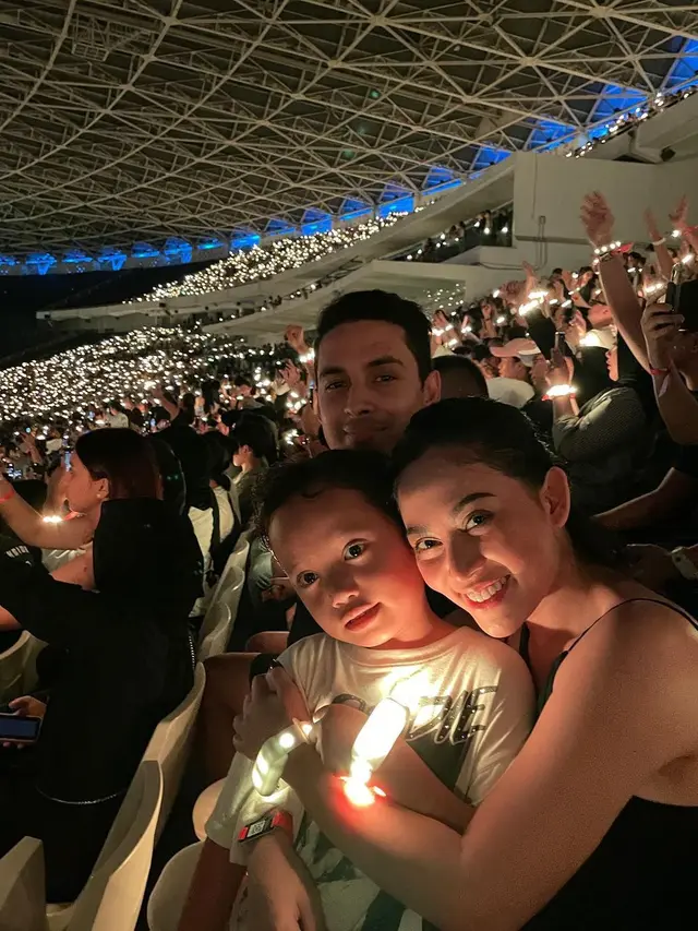 Rachel Vennya dan Xabiru menonton Coldplay ditemani Salim Nauderer