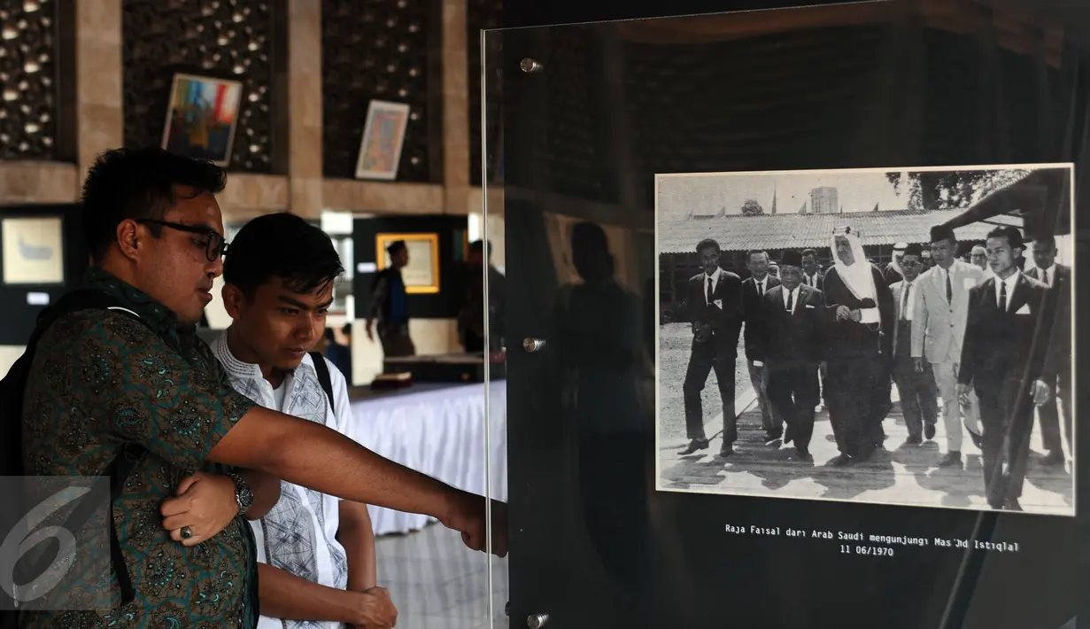 Warga melihat arsip foto kunjungan Raja Faisal dari Arab Saudi yang dipamerkan di area Masjid Istiqlal di Jakarta, Jumat (24/2). Pameran ini untuk memeriahkan Milad Masjid Istiqlal dan berlangsung hingga 27 Februari. (Liputan6.com/Helmi Fithriansyah)