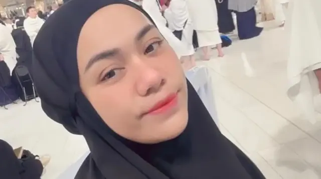 Anak Menteri Perdagangan Zulkifli Hasan, Zita Anjani, umrah. (dok. Instagram @zitaanjani/https://www.instagram.com/p/C6G4jUULadT/)