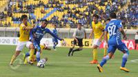 Firman Utina (kedua kiri) berjibaku untuk mendapatkan bola saat berlaga di Stadion Si Jalak Harupat, Bandung, Rabu (27/5/2015). Persib kalah 0-2 dari Kitchee SC dan tersingkir dari 16 besar AFC Cup 2015. (Liputan6.com/Herman Zakharia)