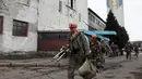 Dengan peralatan lengkap, tim penyelamat melakukan evakuasi pasca ledakan tambang batubara Skochynskyy di kota Donetsk, Ukraina Timur pada 11 April 2014. (AFP PHOTO/Anatoliy Stepanov)