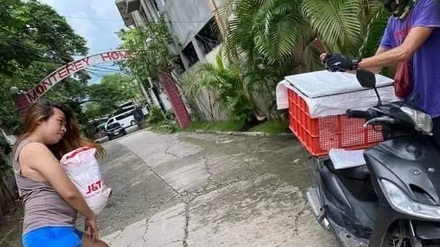 Bak Model, 6 Pose Kocak Orang saat Terima Paket Ini Bikin Geleng Kepala