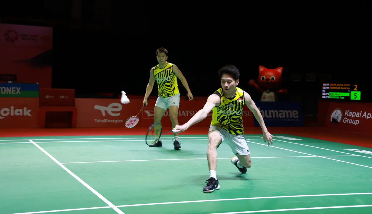 Pasangan ganda putra Indonesia Kevin Sanjaya Sukamuljo (kanan) dan Marcus Fernaldi Gideon saat melawan pasangan ganda putra Jepang Takuro Hoki dan Yugo Kobayashi pada babak final Indonesia Masters 2021 di Nusa Dua, Bali, Minggu (21/11/2021). Kevin/Marcus kalah 11-21, 21-17, 19-21. (HUMAS PP PBSI)