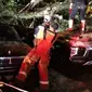 3 Mobil di Bogor rusak tertimpa pohon tumbang setelah wilayah tersebut diguyur hujan deras. (Liputan6.com/Achmad Sudarno).