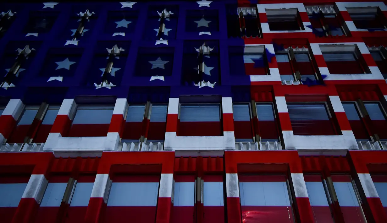 Gedung Kedutaan Besar AS di London, Inggris, diselimuti warna dan corak bendera Amerika Serikat, Selasa (8/11). Gedung Kedubes AS itu dicat dengan warna bendera AS dalam rangka memeriahkan Pilpres AS 2016. (REUTERS/Hannah McKay)