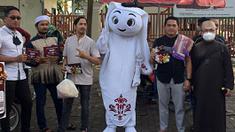 Maskot Piala Dunia 2022, La'eeb saat berfoto bersama warga Banjarmasin seusai salat Jumat di Masjid Sabilal, Banjarmasin, Jumat (28/101/2022). Kemeriahan Piala Dunia 2022 semakin terasa jelang kick-off yang kurang dari sebulan lagi digelar. Untuk menambah kemeriahan itu, maskot Piala Dunia 2022 La'eeb berkeliling Indonesia dan kini menyapa masyarakat Banjarmasin. (Dok. SCM)