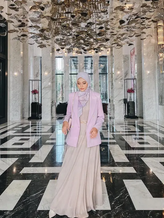 Musibah ini diumumkan Dara Arafah seraya mengunggah sejumlah rekaman kamera pengawas berisi aksi bekas pembantunya bersama brankas yang ditaruh di depan rumah. “Masih shock banget mantan pembantu bawa kabur berangkas gue. Kejadian nya tanggal 4 kemarin pas gue lagi gaada di rumah,” cuitnya seraya menyematkan emotikon wajah mewek. (Foto: Dok. Instagram @daraarafah)