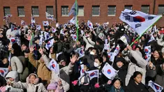 Warga melambaikan bendera Korea Selatan dalam upacara yang menandai peringatan 105 tahun Hari Gerakan Kemerdekaan 1 Maret melawan pemerintahan kolonial Jepang, di Aula Sejarah Penjara Seodaemun di Seoul pada tanggal 1 Maret 2024. (Jung Yeon-je/AFP)