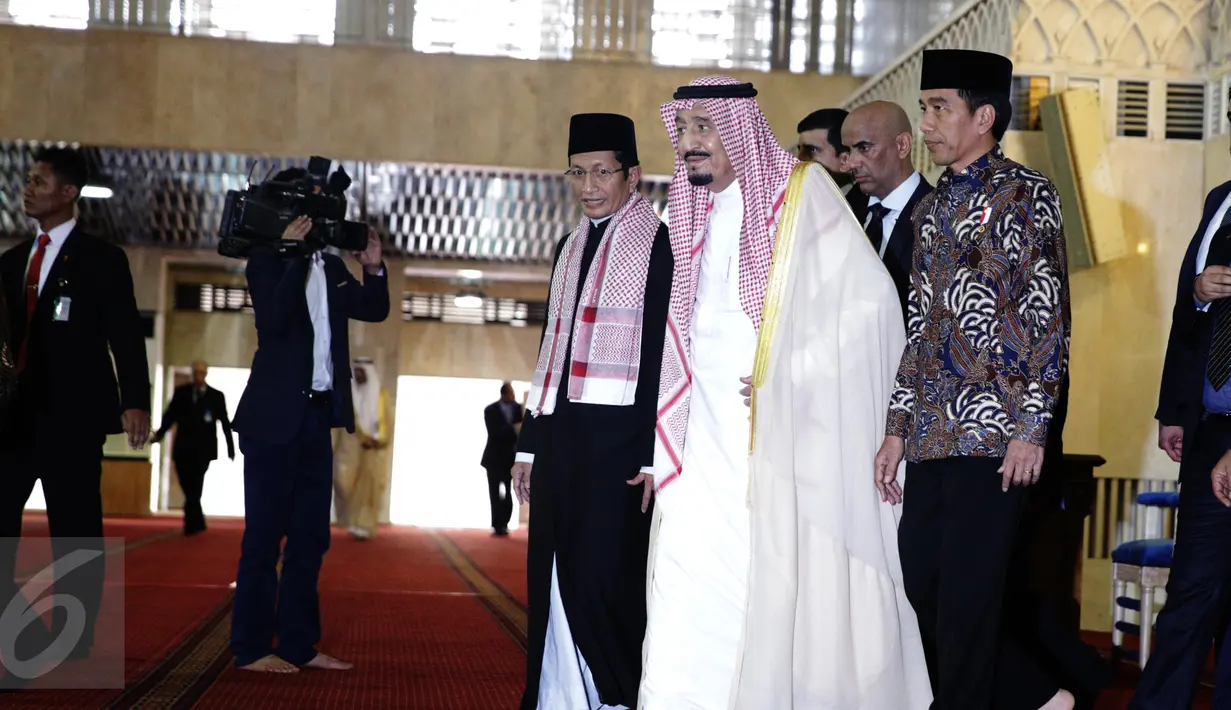 Presiden Joko Widodo dan Raja Salman bin Abdulaziz al-Saud di dampingi Imam Besar Masjid Istiqlal Nasaruddin Umar bersiap melakukan Shalat tahiyatul masjid di Masjid Istiqlal, Jakarta, Kamis (2/3). (Liputan6.com/Angga Yuniar)
