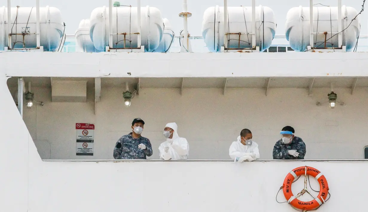 Personel Penjaga Pantai Filipina terlihat di dalam sebuah kapal penumpang yang diubah menjadi fasilitas karantina COVID-19 di Manila pada 13 April 2020. Filipina pada Senin (13/4) melaporkan 284 kasus baru COVID-19, sehingga total kasus di negara itu menjadi 4.932. (Xinhua/Rouelle Umali)
