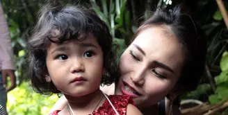 Ayu Ting Ting hadir bersama putrinya di acara ulangtahun anak kedua Nia Ramadhani dan Ardi Bakrie, Mainaka Zanatti Bakrie. Ulangtahun pertama anak Nia itu digelar dikediamannya Kawasan Menteng, Jakarta Pusat, Sabtu (19/11). (Nurwahyunan/Bintang.com)