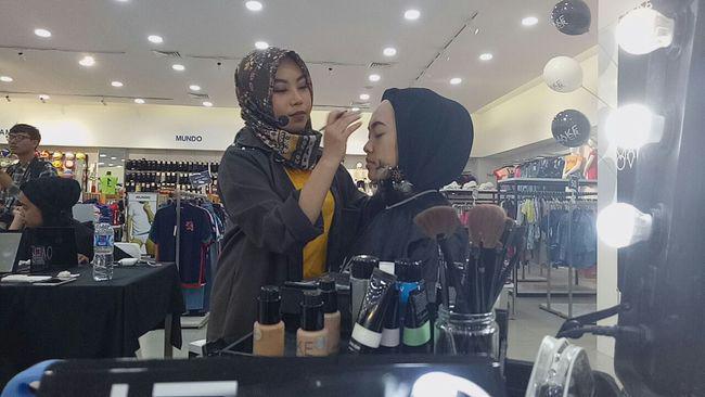 Rere Queen sedang merias modelnya, sebagai contoh untuk para peserta beauty class Make Over di a&r Indonesia store © Vemale.com