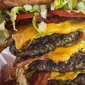 Giant burger adalah salah satu makanan yang kini tengah digilai oleh masyarakat di seluruh dunia. Apa kamu sanggup menghabiskannya sendiri? (Foto: whatstaeat.files.wordpress.com)