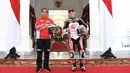 Presiden Joko Widodo berfoto dengan pembalap LCR Honda Idemitsu, Takaaki Nakagami di Istana Merdeka, Jakarta, Rabu (16/3/2022). Para pembalap datang dengan memakai setelah baju khusus balap motor yang akan dipakai dalam Grand Prix Indonesia di Mandalika pada 20 Maret 2022 (Lukas - Biro Pers/Setpres)