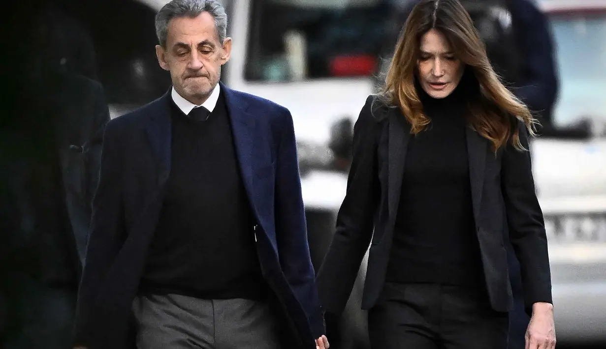 Mantan Presiden Prancis, Nicolas Sarkozy diantar istrinya Carla Bruni-Sarkozy untuk menyerahkan diri ke lembaga pemasyarakatan La Sante pada Selasa 21 Oktober 2025. (JULIEN DE ROSA/AFP)