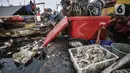 Aktivitas nelayan di Kampung Nelayan Cilincing, Jakarta Utara, Selasa (8/6/2021). Tidak hanya merusak biota, sampah yang terbawa arus laut ini juga berdampak pada kesehatan nelayan atau warga pesisir seperti mudah terserang penyakit dan gizi burukbagi anak-anak. (merdeka.com/Iqbal S. Nugroho)